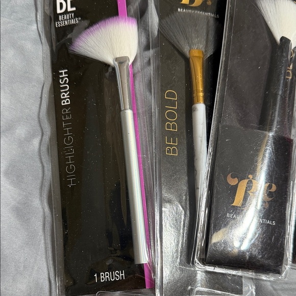 Makeup Brush Collection - Black, White, Pink, Gold - Picture 2 of 6